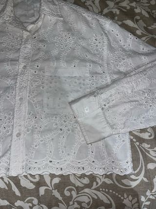 Camisa blanca bordada tipo ibicenca de Zara