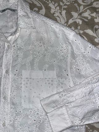 Camisa blanca bordada tipo ibicenca de Zara