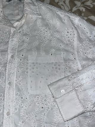 Camisa blanca bordada tipo ibicenca de Zara