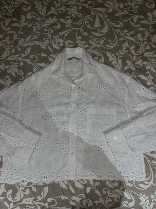 Camisa blanca bordada tipo ibicenca de Zara