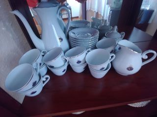 Juego de café de porcelana y vajilla.