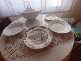 Juego de café de porcelana y vajilla.