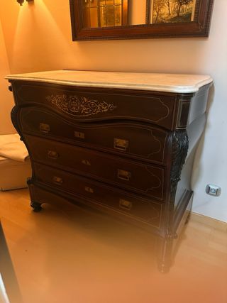 Cajonera de caoba con marquetería y mármol