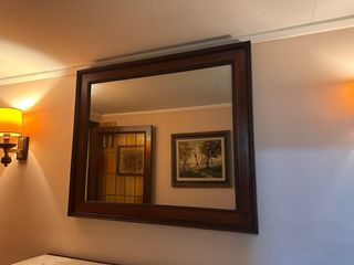 Cajonera de caoba con marquetería y mármol