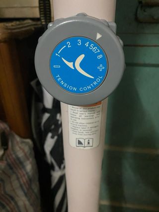 Bicicleta estática blanca y azul nueva con un usos