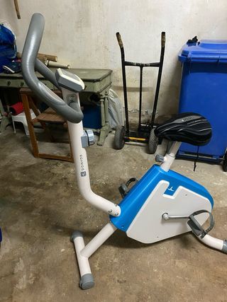 Bicicleta estática blanca y azul nueva con un usos