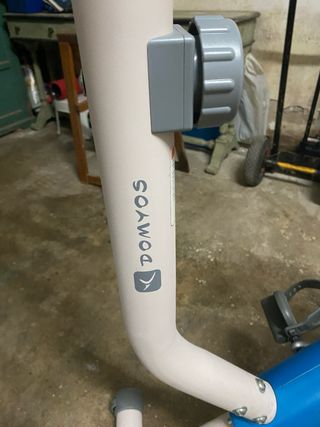 Bicicleta estática blanca y azul nueva con un usos