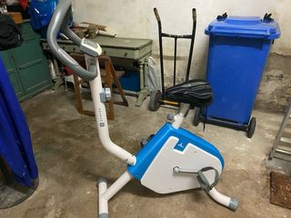 Bicicleta estática blanca y azul nueva con un usos