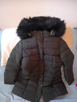 Plumífero verde  con capucha y pelo.Como nuevo