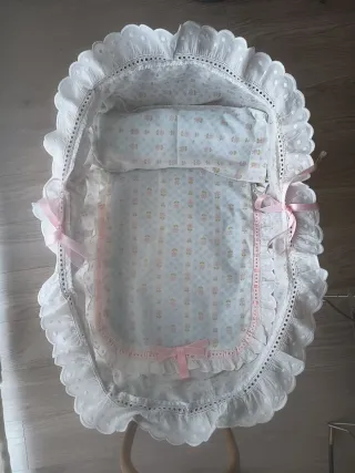 Cuna de mimbre antigua juguete