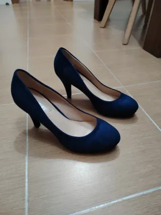 Zapatos de tacón ante azul marino