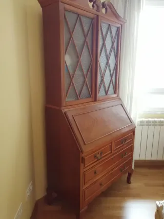 Elegante buró antiguo de madera