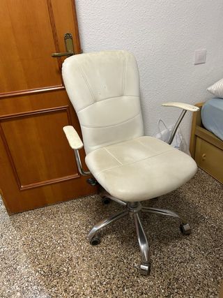 Silla de escritorio blanca y plateada