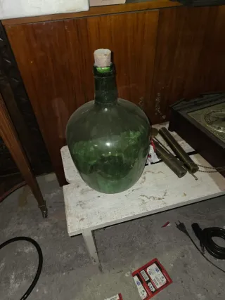 Garrafón antiguo de vidrio verde