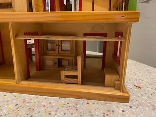 Casa de muñecas de madera