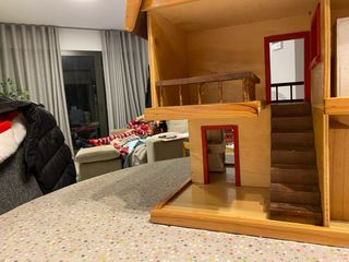 Casa de muñecas de madera