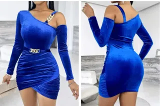 Vestido azul de terciopelo con cadena