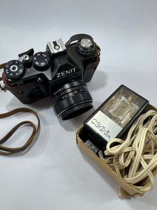 Zenit 11 Cámara Analógica Negra + Flash