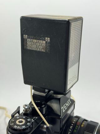 Zenit 11 Cámara Analógica Negra + Flash