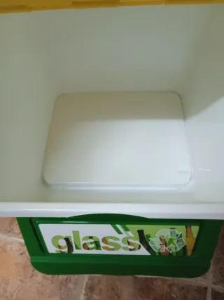 Contenedores de reciclaje (papel, plástico, vidrio