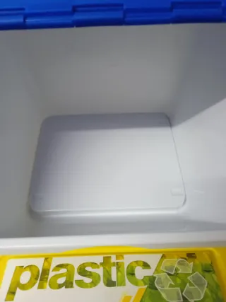 Contenedores de reciclaje (papel, plástico, vidrio