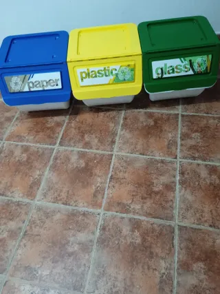 Contenedores de reciclaje (papel, plástico, vidrio