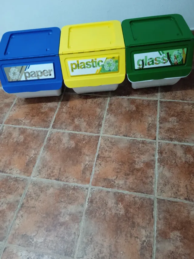 Contenedores de reciclaje (papel, plástico, vidrio