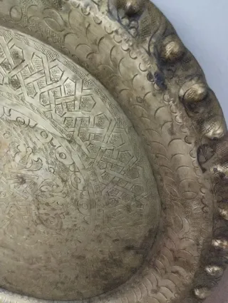 BANDEJA ANTIGUA DE LATÓN GRABADA