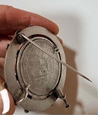 Broche con moneda Alfonso XIII 1888, ENMARCADA