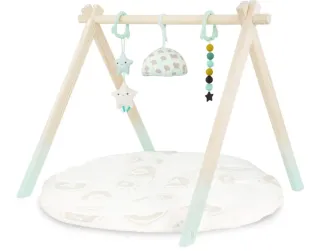 Parque infantil de madera con juguetes