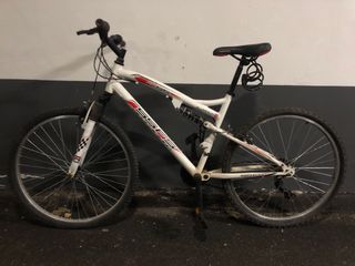 Bicicleta de montaña blanca