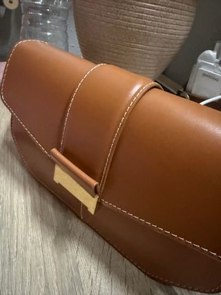 Bolso Zara Marrón con Detalle Dorado