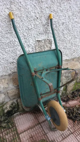 Carretilla verde con rueda amarilla