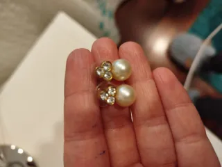 Pendientes perla y brillantes dorados
