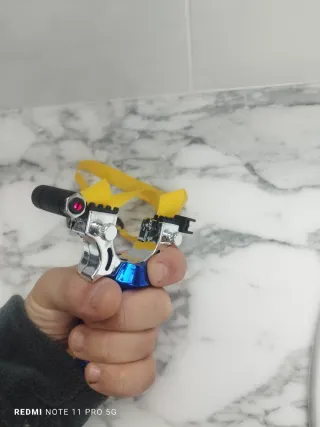 Fionda con mirino laser e livella