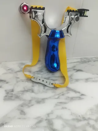 Fionda con mirino laser e livella