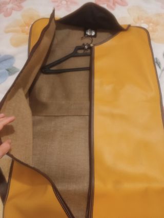 Porta trajes amarillo y marrón