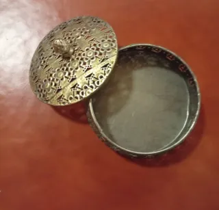 Porta-joias em metal dourado e prateado