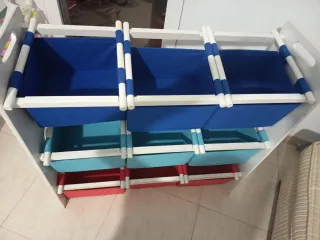 Scaffale per giocattoli con cubi