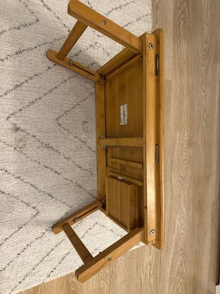 Mesa pequeña de bambú para cama