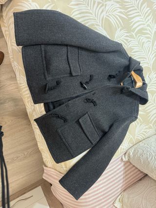 Chaquetón Zara con capucha gris