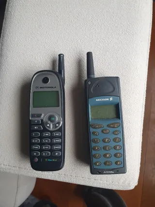 Lote 2 móviles antiguos Ericsson y Motorola