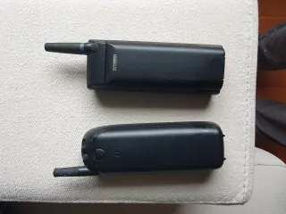 Lote 2 móviles antiguos Ericsson y Motorola