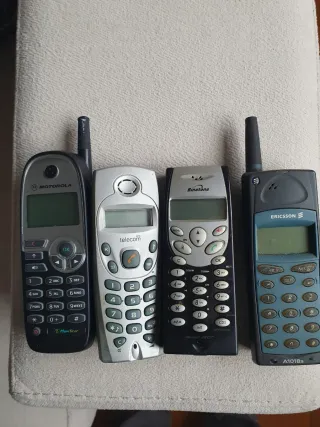 Lote 2 móviles antiguos Ericsson y Motorola