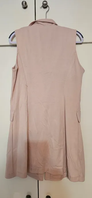 Chaleco rosa tipo blazer.