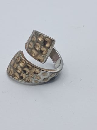 Anillo en espiral dorado