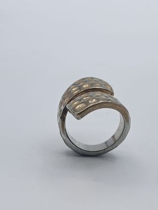 Anillo en espiral dorado