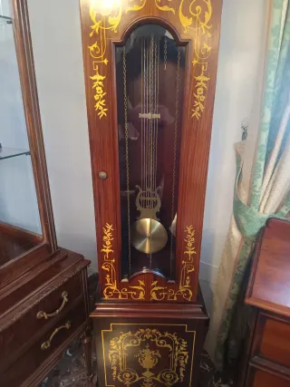 Reloj de pie antiguo madera y cristal se vende en