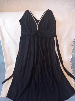 Vestido negro con pedrería en escote V