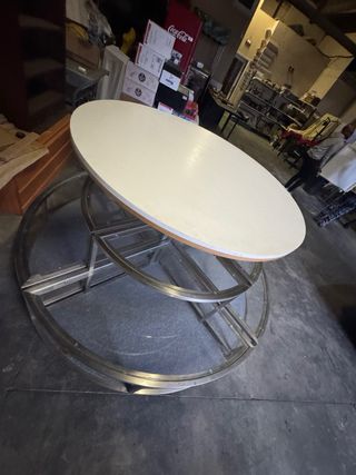 Mesa redonda de tienda con base metálica